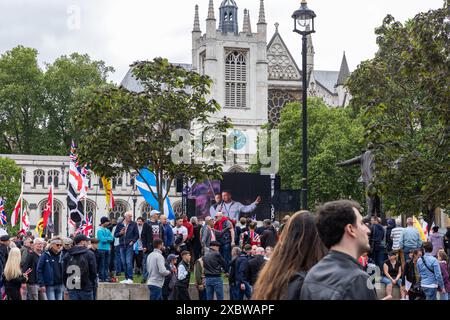 Londra, Regno Unito. 1 giugno 2024. I sostenitori di Tommy Robinson, ex leader della Lega di difesa inglese di estrema destra, partecipano a una manifestazione in Parliament Square organizzata in protesta contro quello che considera un sistema di polizia a due livelli. Il documentario Lawfare di Tommy Robinson è stato mostrato durante il rally. Crediti: Mark Kerrison/Alamy Live News Foto Stock