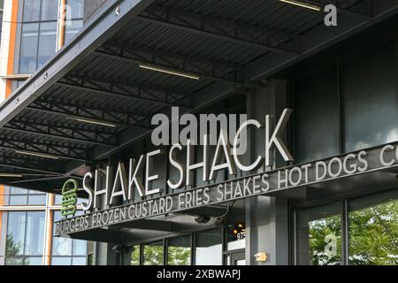 Washington DC, USA - 30 aprile 2024: Cartello sopra l'entrata di una filiale della catena di ristoranti di hamburger Shake Shack. Foto Stock