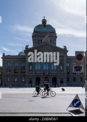 Vista dell'edificio centrale del Palazzo federale della Svizzera, sede del governo svizzero, situato a Berna, capitale di fatto della Svizzera Foto Stock