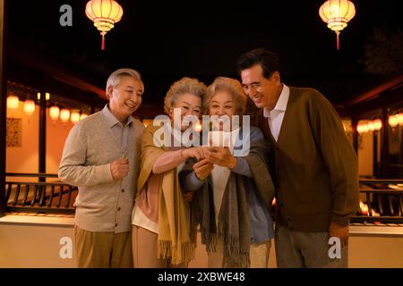 Amici anziani in un parco a Dusk Foto Stock