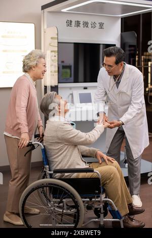 Adulti anziani nella clinica comunitaria Foto Stock