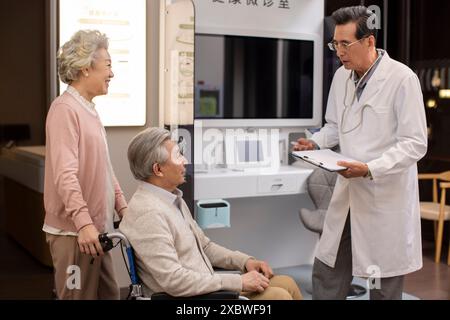 Adulti anziani nella clinica comunitaria Foto Stock