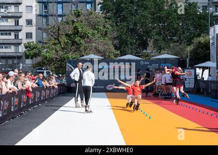 Milano, Italia. 13 giugno 2024. P.za Duca D'Aosta. Apertura Senstation estate. La versione edilizia del format di grandi stazioni Retail, villaggio dedicato allo sport. - Cronaca - Milano, Italia - Giovedì 13 giugno 2024 (foto Alessandro Cimma/Lapresse) P.za Duca D'Aosta. Apertura di Senstation Summer. La versione estiva del format di grandi stazioni Retail, un villaggio dedicato allo sport. - Chronicle - Milano, Italia - giovedì 13 giugno 2024 (foto Alessandro Cimma/Lapresse) crediti: LaPresse/Alamy Live News Foto Stock