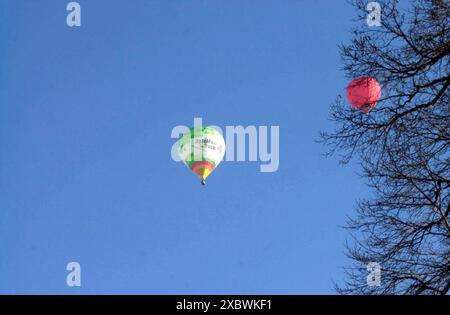 una mongolfiera con una busta e una mongolfiera in gondola con busta e gondola Foto Stock