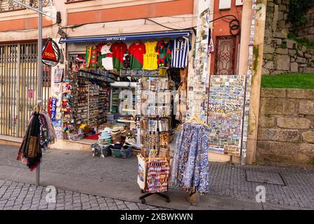 Oporto, Portogallo - 24 novembre 2023: Esposizione di un negozio di souvenir in una strada commerciale di Porto o Oporto, Portogallo Foto Stock