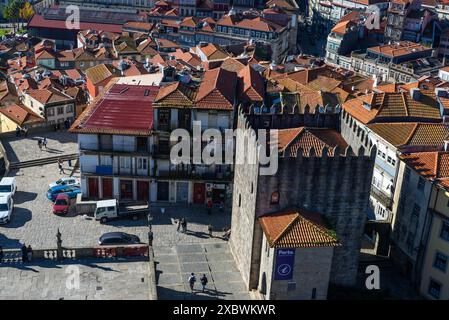 Oporto, Portogallo - 24 novembre 2023: Vista sopraelevata dei vecchi tetti delle case con piastrelle nella città vecchia di Porto o Oporto, Portogallo Foto Stock