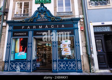 Oporto, Portogallo - 24 novembre 2023: Moreno, vecchia farmacia o farmacia nella città di Porto o Oporto, Portogallo Foto Stock