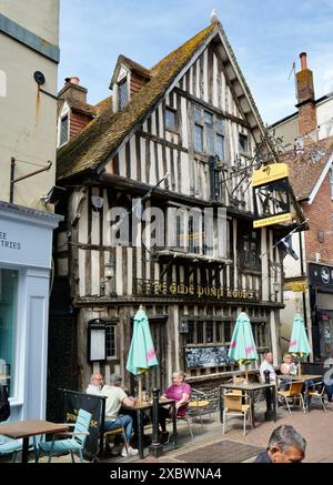 YE Olde Pump House, Un tradizionale pub britannico sul mare in George St Foto Stock