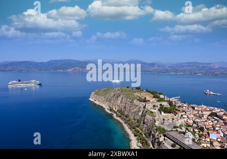 Vista aerea del castello di Acronafplia e della fortezza d'acqua di Bourtzi, Nauplia, Peloponneso, Grecia Foto Stock