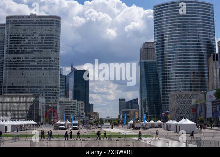 Parigi, Francia, 06.12.2024 edifici a grattacielo nel quartiere finanziario e finanziario della Défense, Francia Foto Stock