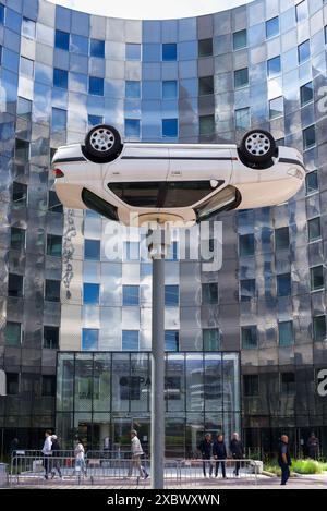 Parigi, Francia 06.12.2024. Auto su lampione dell'artista Benedetto Bufalino nel quartiere commerciale la Defense, Francia Foto Stock