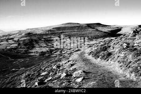 Pista sul Pan di zucchero, Mynydd Pen-y-fal, sul bordo meridionale delle Black Mountains a Bannau Brycheiniog, il Parco Nazionale dei Brecon Beacons Foto Stock