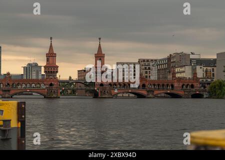 Ponte Oberbaum con due torri rosse e binario ferroviario a Berlino Germania 06 10 2024 Foto Stock