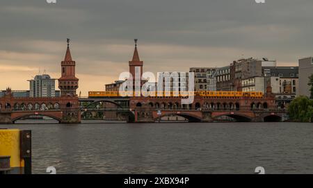 Ponte Oberbaum con due torri rosse e binario ferroviario a Berlino Germania 06 10 2024 Foto Stock