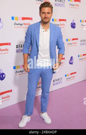 Sfilata di moda per famiglie Jörn Schlönvoigt bei der Ernstings ad Hamburg im Atlantic Hotel. Amburgo, der 11. Juni 2024 Mostra di moda per famiglie di Ernsting ad Amburgo, Amburgo Deutschland Hotel Atlantic *** Jörn Schlönvoigt alla Fiera di moda per famiglie Ernstings ad Amburgo presso l'Atlantic Hotel Hamburg, 11 giugno 2024, Fiera di moda per famiglie di Ernsting ad Amburgo, Amburgo Amburgo Amburgo Germania Hotel Atlantic Foto Stock