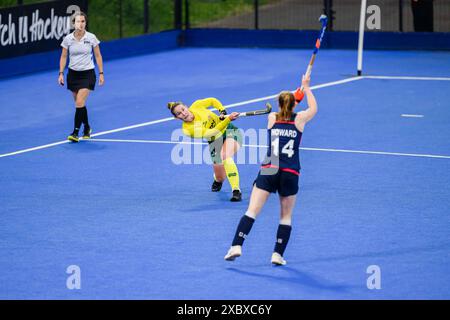 LONDRA, REGNO UNITO. 12 giugno, 24 giugno. Penny Squibb dell'Australia (a sinistra) in azione durante FIH Hockey Pro League - Gran Bretagna contro Australia (donne) al Lea Valley Hockey and Tennis Centre mercoledì 12 giugno 2024 a LONDRA, INGHILTERRA. Crediti: Taka G Wu/Alamy Live News Foto Stock