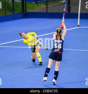 LONDRA, REGNO UNITO. 12 giugno, 24 giugno. Penny Squibb dell'Australia (a sinistra) in azione durante FIH Hockey Pro League - Gran Bretagna contro Australia (donne) al Lea Valley Hockey and Tennis Centre mercoledì 12 giugno 2024 a LONDRA, INGHILTERRA. Crediti: Taka G Wu/Alamy Live News Foto Stock