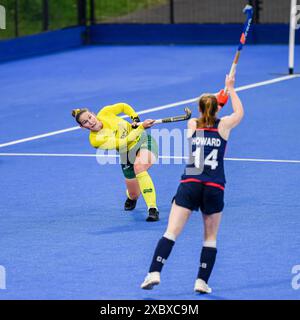 LONDRA, REGNO UNITO. 12 giugno, 24 giugno. Penny Squibb dell'Australia (a sinistra) in azione durante FIH Hockey Pro League - Gran Bretagna contro Australia (donne) al Lea Valley Hockey and Tennis Centre mercoledì 12 giugno 2024 a LONDRA, INGHILTERRA. Crediti: Taka G Wu/Alamy Live News Foto Stock
