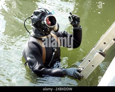 AM Wasserkraftwerk Horster Mühle an der Ruhr in Essen im Stadtteil Horst gelegen im Ruhrgebiet,Nordrhein-Westfalen NRW ,Deutschland wurden von Berufstauchern Die Rechen erneuert. Die Rechen Schützen die im Wasser befindlichen Turbinen vor Schäden,Die durch Treibholz,dicke Äste und anderweitige sperrige Gegenstände verursacht werden können,fotografiert AM 07.06.2024.Das Wasserkraftwerk liefert sauberen erneuerbaren Strom,gewonnen durch das Wasser aus der Ruhr,Fluss im Ruhrgebiet,Nordrhein-Westfalen NRW ,Deutschland. Die Rechenreiniger liegen vor den Rechen, collega ein erneuerter Rechen. Berufstauc Foto Stock