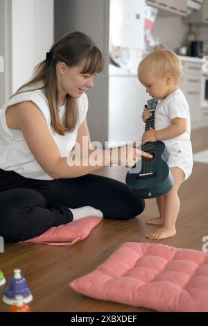 mamma e bambino si divertono a lezione di musica Foto Stock