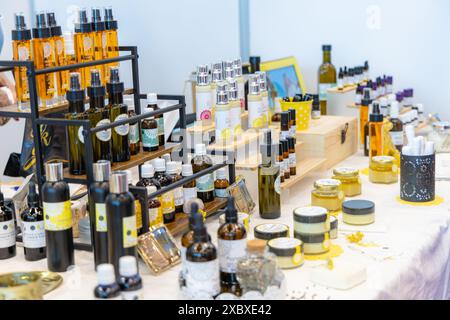 Osijek/ Croazia - 7 06 2024: Fiera della salute e della bellezza. varietà di prodotti di bellezza naturale esposti su un tavolo in un mercato locale. I prodotti includono e. Foto Stock