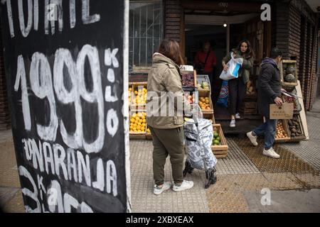 Buenos Aires, Argentina. 4 giugno 2024. La gente compra verdure in un angolo. I prezzi dei prodotti alimentari sono aumentati del 4,8% a maggio. L'aumento annuo dei prezzi dei prodotti alimentari nel paese sudamericano è del 289,4%. Crediti: Cristina Sille/dpa/Alamy Live News Foto Stock