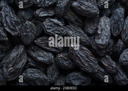 Primo piano di grandi Raisin neri. Vista dall'alto. Messa a fuoco selettiva. Foto Stock