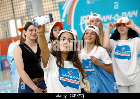 Non esclusiva: KIEV, UCRAINA - 12 GIUGNO 2024 - partecipanti alla V fase finale delle più grandi competizioni studentesche 'fianco a fianco All-Ukrainian Sch Foto Stock