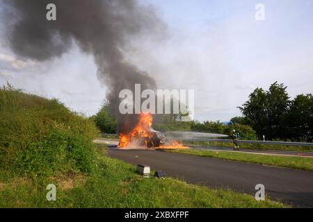 Ein PKW brennt auf der Autbahn A48 nahe der Abfahrt Bendorf Brennendes Auto auf der A48 *** Un'auto è in fiamme sulla A48 vicino all'uscita di Bendorf Burning car sulla A48 DSC02864.jpg Foto Stock