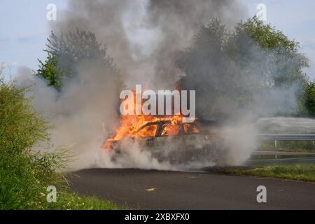 Ein PKW brennt auf der Autbahn A48 nahe der Abfahrt Bendorf Brennendes Auto auf der A48 *** Un'auto è in fiamme sulla A48 vicino all'uscita di Bendorf Burning car sulla A48 DSC02869.jpg Foto Stock