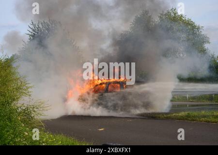 Ein PKW brennt auf der Autbahn A48 nahe der Abfahrt Bendorf Brennendes Auto auf der A48 *** Un'auto è in fiamme sulla A48 vicino all'uscita di Bendorf Burning car sulla A48 DSC02870.jpg Foto Stock