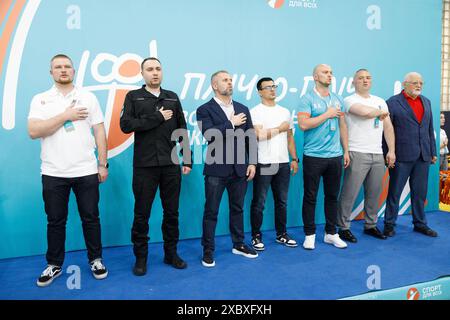 Non esclusiva: KIEV, UCRAINA - 12 GIUGNO 2024 - partecipanti alla V fase finale delle più grandi competizioni studentesche 'fianco a fianco All-Ukrainian Sch Foto Stock