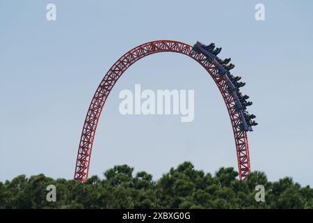 Giro sulle montagne russe giganti girato in lontananza sullo sfondo blu del cielo Foto Stock