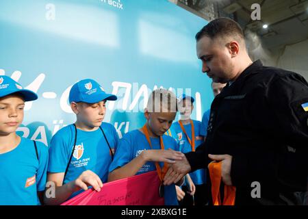 Non esclusivo: KIEV, UCRAINA - 12 GIUGNO 2024 - il capo dell'Intelligence della difesa Ucraina Kyrylo Budanov premia i vincitori del V F Foto Stock