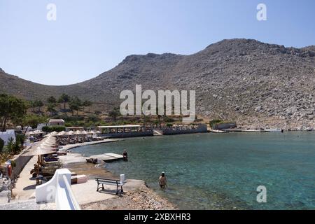 Il sentiero in cima alla collina in lontananza dove il corpo di Michael Mosley fu deposto dopo la sua morte ad Agia Marina, vicino a Pedi, isola di Symi, Grecia Foto Stock