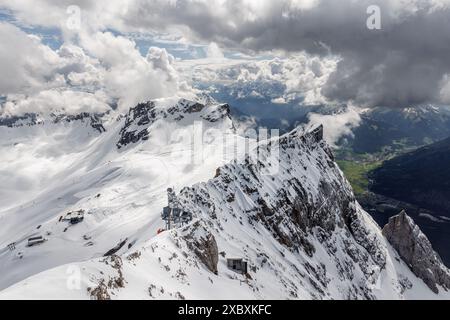 Maestose vette innevate si innalzano sopra la natura alpina, creando una vista mozzafiato. Foto Stock