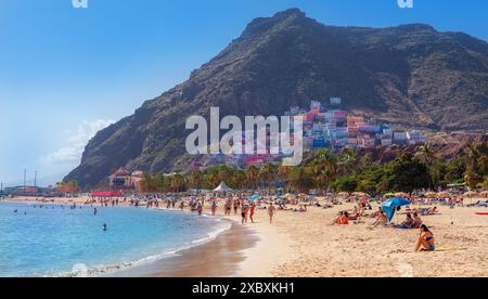 Isola di Tenerife, Isole Canarie, Spagna - 23 luglio 2023: Vista panoramica di Las Teresitas, una spiaggia tropicale con gente in vacanza estiva che prende il sole Foto Stock