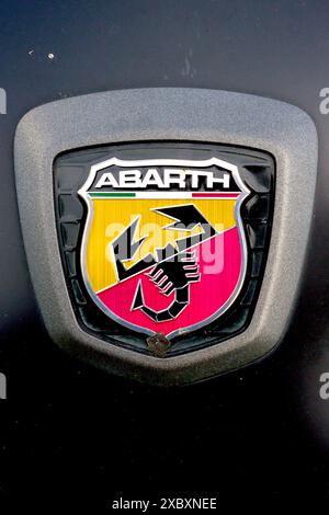 Un distintivo automobilistico Abarth che adorna il cofano nero opaco di una cicatrice sportiva Spider 70th Anniversary Edition del 124, aprile 2024. Foto Stock