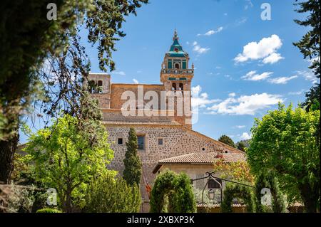 Iglesia de la Cartuja Church Tower, Valldemossa, Maiorca, durante la giornata di sole con alberi davanti, foto orizzontale, Maiorca Foto Stock