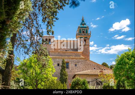 Iglesia de la Cartuja Church Tower, Valldemossa, Maiorca, durante la giornata di sole con alberi davanti, foto orizzontale, Maiorca Foto Stock