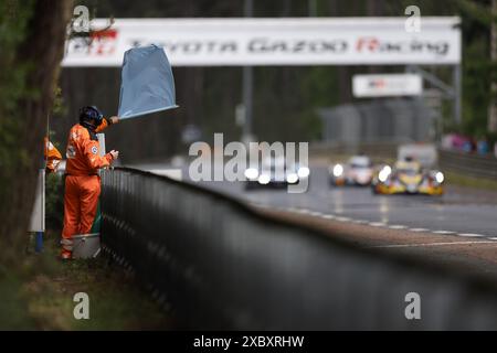 Commissario, marshall durante la 24 ore di le Mans 2024, 4° round del Campionato Mondiale Endurance 2024, sul circuito des 24 Heures du Mans, il 13 giugno 2024 a le Mans, Francia Foto Stock