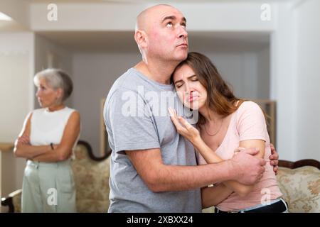 Uomo anziano che consolava sua figlia Foto Stock