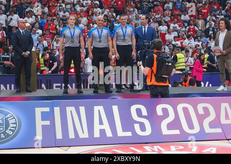 Milano, Italia. 13 giugno 2024. Arbitri durante la finale di gara 4 - EA7 Emporio Armani Milano vs Virtus Segafredo Bologna, partita di serie A di pallacanestro A Milano, Italia, 13 giugno 2024 crediti: Agenzia fotografica indipendente/Alamy Live News Foto Stock