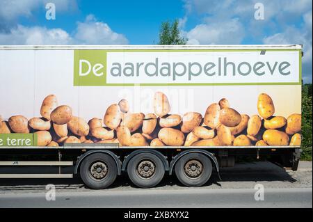 Neder-over-Heembeek, Belgio, 8 giugno 2024 - veicolo parcheggiato con promozione per patate Foto Stock