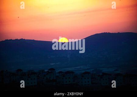 Jenin, Palestina. 13 giugno 2024. Vista del tramonto nella città di Qabatiya vicino a Jenin, sulla sponda occidentale (foto di Nasser Ishtayeh/SOPA Images/Sipa USA) credito: SIPA USA/Alamy Live News Foto Stock