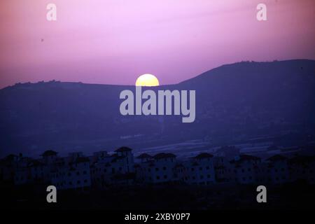 Jenin, Palestina. 13 giugno 2024. Vista del tramonto nella città di Qabatiya vicino a Jenin, sulla sponda occidentale (foto di Nasser Ishtayeh/SOPA Images/Sipa USA) credito: SIPA USA/Alamy Live News Foto Stock