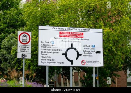 Cartello stradale all'ingresso dell'ospedale Addenbrookes A&e infortuni e pronto soccorso e ambulatoriali Foto Stock