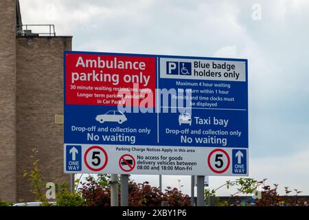 Cartello stradale presso Addenbrookes Hospital A&e incidenti e emergenza e ambulatoriali Foto Stock