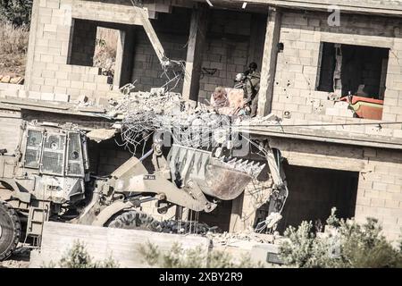 I soldati israeliani recuperano il corpo di un pistolero palestinese che si è barricato in una casa esplosa con missili a spalla nella città di Qabatiya vicino a Jenin in Cisgiordania. Il Ministero della salute palestinese ha detto che durante l'operazione militare, tre palestinesi sono stati uccisi e molti sono rimasti feriti. Dopo un raid da parte delle forze israeliane, l'assassinio di due palestinesi. Foto Stock