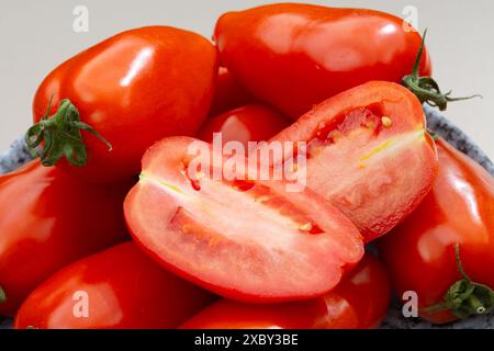 Pomodori lunghi rossi maturi italiani san marzano in tavola Foto Stock